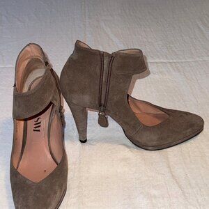 STUART WEITZMAN | Light brown Suede Ankle Strap Pump | Size 6
